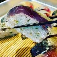 市場で仕入れた新鮮な長崎県産鯖の魅力を存分に引き出した『鯖寿司』は絶品。酢で〆た鯖に、自家製の寿司酢で合わせたシャリと甘酢で炊いたバッテラ昆布の甘みが加わり、この上ないハーモニーを奏でます。