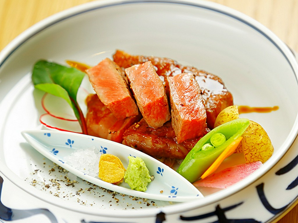 『味彩牛のあみ焼き』はほんのりピンク色を残して焼き上げた味彩牛に季節の旬菜を添えた目でも楽しめる一皿