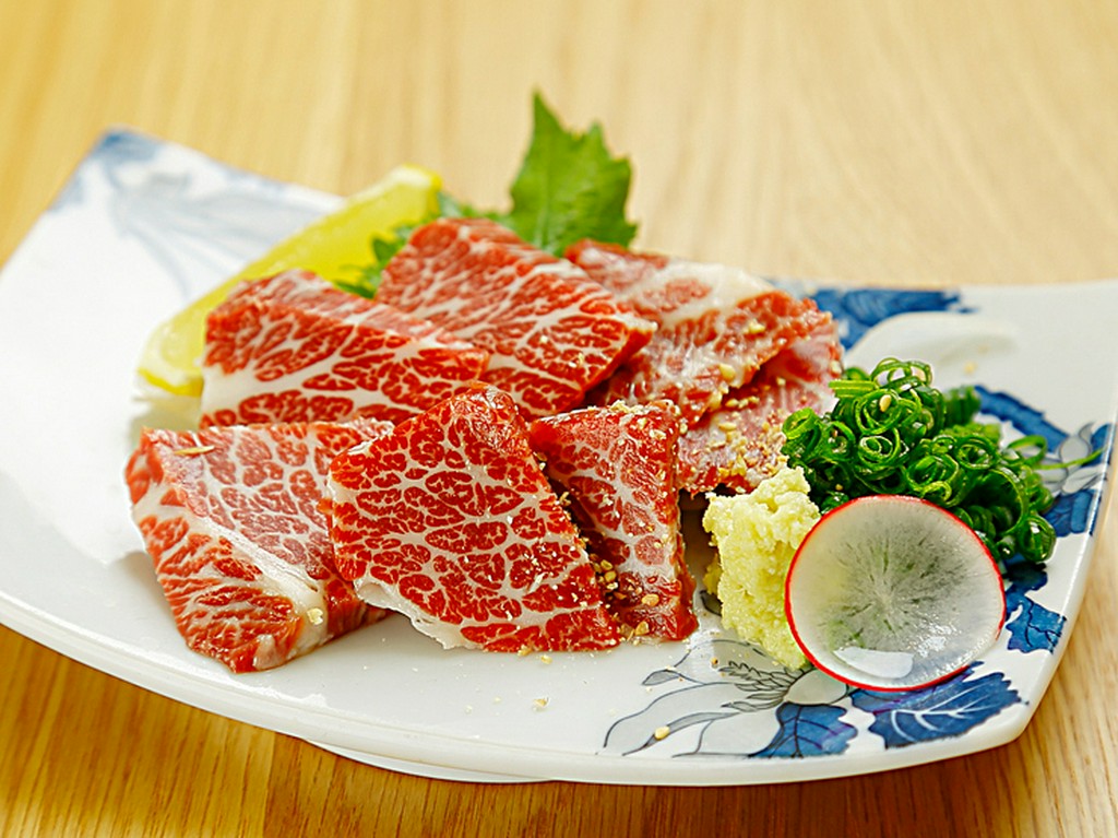 超希少部位である三枚バラを使った『特上霜降り馬刺し』はまさに珠玉の美味しさ