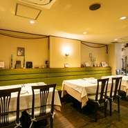 座席の配置は利用シーンや人数に合わせて調整できます。1人はもちろん、デートや記念日、家族連れ、友人同士、法事からレストランウェディングまで、さまざまな場面に対応していますので、まずはお気軽にご相談を。