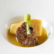 上質のフォアグラに、竹の子や桃など季節の野菜やフルーツを合わせた一皿です。コンソメのようなスープ仕立てにしたり、バルサミコのソースで仕上げたりと、季節や食材によって変わるさまざまな味を楽しめます。