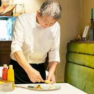 「特別なことをしているわけではありません」と尾崎氏は謙遜しますが、ゲストが楽しく食事できるよう、細やかな心配りを欠かしません。苦手な食材や、記念日に合わせた演出の希望などは、予約の際にぜひ相談を。
