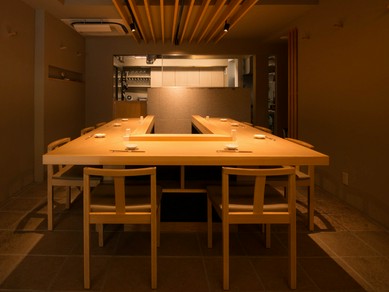 綺麗な木製をメインとしたカウンターでお食事のひと時を演出する