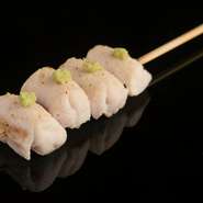 刺身でも食べられるくらいの新鮮な鶏肉を使用。表面だけを一気に焼いた内部がレアの状態でいただきます。ワサビの風味が絶妙なアクセントになっています。