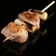 ソリとはモモの付け根にあたる部分で、一羽の鶏からごくわずかしかとれない希少部位。やわらかくジューシーな味わいが特徴です。素材を生かす塩のみでの提供になります。