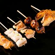 季節の小鉢（とりのさしみなど）、焼き鳥串５本、野菜串１本、つくねの卵黄添え、締めに鶏スープと、鶏づくしが楽しめるコースです。焼き鳥串は、仕入れ状況によって店主が選び抜いたものの組み合わせになります。