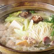 低温でじっくり時間をかけて煮込んだスープが味の決め手の「水炊き」。
アクや脂身を丁寧にと取り除くので、臭みがなく食べやすいのが特徴です。
具材には骨付のもも肉や鶏の合挽き肉で作るつみれを使用しています。