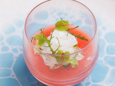 素材の酸味と甘みのマリアージュ。食材の多面性を五感で楽しむアミューズ『トマトとスイカのガスパチョ』
