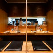 お一人でのお食事にも便利なカウンター席は、間切りがある為、2名様でも安心して料理とお酒をお楽しみいただけます。ご安心してお食事や晩酌をお楽しみください。