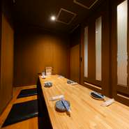 気の置けない時間を過ごしたい方に最適な完全個室。4名様掛けのテーブル2台を完備しており、6名様以上のご利用で個室貸切も可能です。（平日など、4名様からご相談も可能です。）
※席をおつなぎできます。

