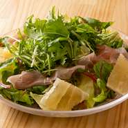 ※写真は"生ハムと季節のフルーツサラダ"