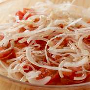 ※写真は"トマトスライスとオニオンスライスのサラダ"