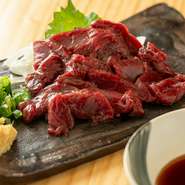 当店では、高知県にて飼育された道産子馬肉の上質な物を厳選してお出ししております。

