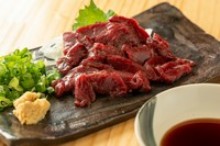 当店では、高知県にて飼育された道産子馬肉の上質な物を厳選してお出ししております。