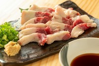 当店では、高知県にて飼育された道産子馬肉の上質な物を厳選してお出ししております。
