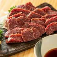 当店では、高知県にて飼育された道産子馬肉の上質な物を厳選してお出ししております。

※写真手前が、馬刺し 特上霜降り