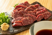 当店では、高知県にて飼育された道産子馬肉の上質な物を厳選してお出ししております。
※写真手前が、馬刺し 特上霜降り