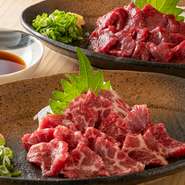 当店では、高知県にて飼育された道産子馬肉の上質な物を厳選してお出ししております。

※写真手前が、馬刺し 特上霜降り