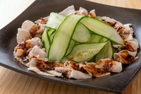 蒸し豚の旨辛にんにくソースがけ