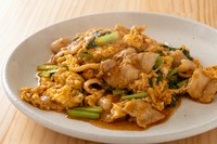 写真は季節野菜の豆板醤炒め