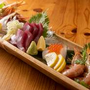 ゆったりと寛いでほしいから、お料理はコースでお愉しみください。季節の旬食材を使い仕上げた会席コースをご堪能下さい。

コース料理に含む