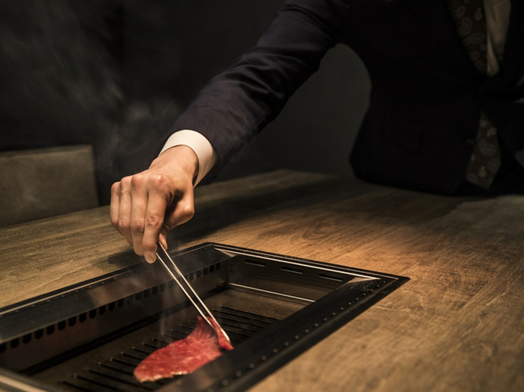 専属の熟練した焼き師が、贅沢な牛肉を絶妙な火入れで仕上げ