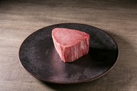贅沢に厚く切り出し、熟達した技術でしっとりと焼きあげる『Kコース シャトーブリアン』