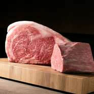 生育環境、肉質の管理など、飼育にも徹底したこだわりを持つ牧場を指定し仕入れ。脂が白く赤さがないことや肉が小豆色のように濃くきめが細かいこと、均一なサシの入りなど、画像を見ながら吟味を重ねています。