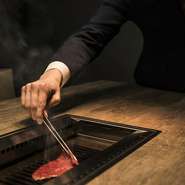 各部屋には専属の焼き師がおり、熟練した技で肉を一枚ずつ丁寧に焼き上げる独自のスタイル。肉の部位や厚さなど、豊富な知識を持つ職人たちがおいしさのピークを見極め、極上の一枚に仕上げてくれます。