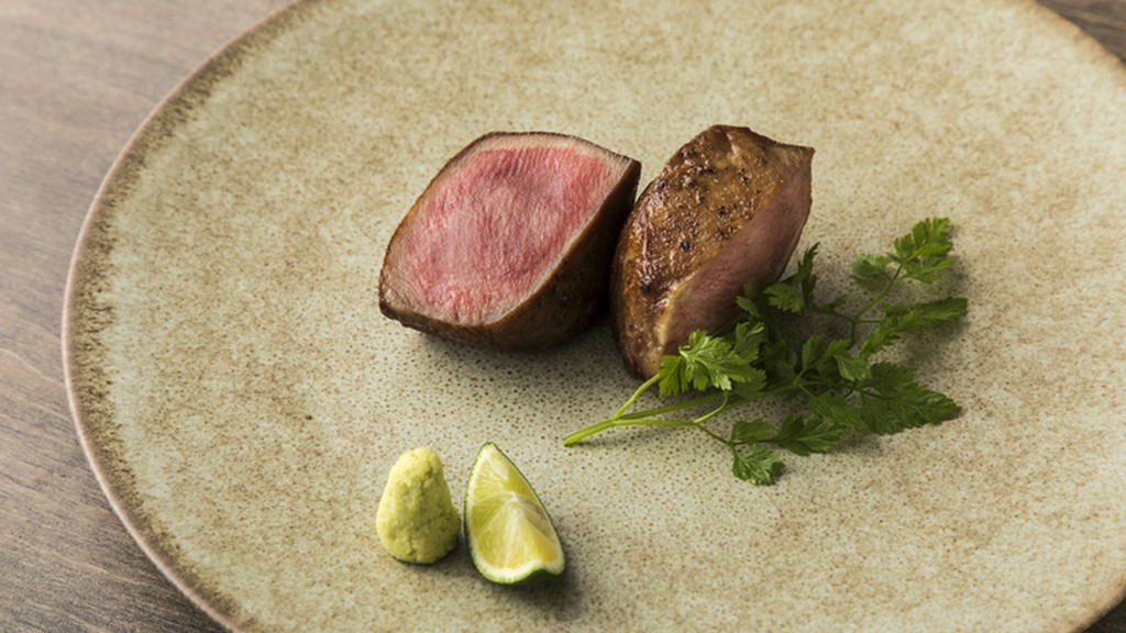 流通の少ない黒毛和牛のタンのやわらかい根元を使った『黒タン』