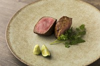 流通の少ない黒毛和牛のタンのやわらかい根元を使った『黒タン』