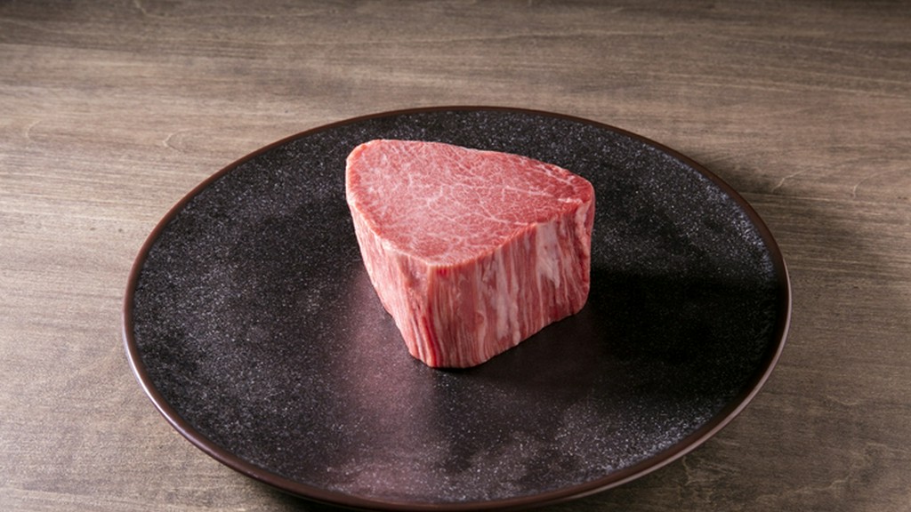 贅沢に厚く切り出し、熟達した技術でしっとりと焼きあげる『Kコース　シャトーブリアン』