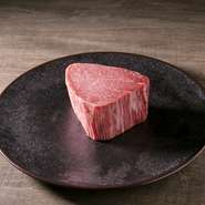 希少部位「シャトーブリアン」は、沢山あるおすすめの中でも特にシェフがイチオシしたい一皿。口の中でほどける食感は格別です。時期により厚切りのステーキや、ステーキサンドなど色々な表情を楽しめます。