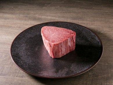 贅沢に厚く切り出し、熟達した技術でしっとりと焼きあげる『Kコース　シャトーブリアン』