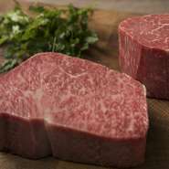 飼育現場・業者と情報共有を密に行い、質の高い肉を常に追いかけています。田村牧場・川岸牧場・岡崎牧場などを中心に仕入れ。都度、肉断面を見ながら、肉質を見極め買い付けされています。