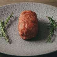 うしごろグループ並木通り店限定のメニューです。タンのみで作った”タンバーグ”を焼き師が目の前でお焼き致します。当店特製のデミグラスソースをつけてお召し上がり頂きます。
