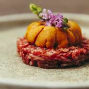 土日祝は『営業時間・12:00～23:30』まで通し営業を行っております。並木通り店限定のランチメニューを3400円～4種類ご準備しております。また、ディナーメニューもランチからご注文可能です。

