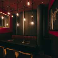 カスタマーファーストを第一に、フレキシブルな接客を徹底されています。和牛や食材の知識も豊富で、最高の状態で和牛を味わえる熟練した技も見事。大切な人との会食をゆったりと委ねられる上質な焼肉店です。