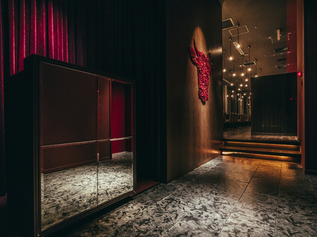 赤×黒を基調にしたラグジュアリーで重厚感のある空間