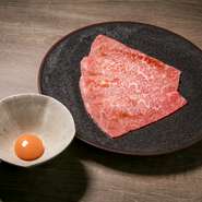 サシと赤身のバランスが抜群の肩ロースの希少部位「ザブトン」と、徳島の特産品を飼料に育つ「あわそだち」の卵黄を使ったすき焼きスタイル。肉で巻いたり、卵かけご飯にも重宝する一口サイズのご飯が供されます。