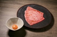 一品で二種類の味わい方を試せる『ザブトンのすき焼き　徳島県産あわそだちと一口ご飯を添えて』