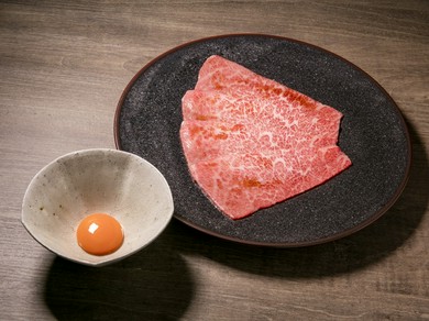 一品で二種類の味わい方を試せる『ザブトンのすき焼き　徳島県産あわそだちと一口ご飯を添えて』