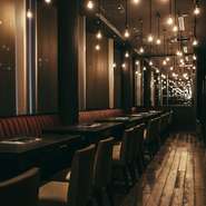 全国各地から選りすぐる最高級とされるA5ランクの肉質を味わうことができる焼肉店です。【銀座並木通り店】は都内でも屈指のロケーションの良さ。大切な人との時間を優雅に過ごせる細やかなサービスも魅力的です。