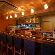 店内にはゆったりとしたカウンター席も。一人飲みで利用するもよし、デートで利用するもよし、さまざまなシーンでご利用いただけます。
