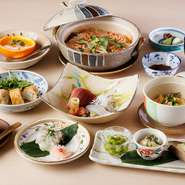 春夏秋冬のおいしさでつくり上げられた、その日のおすすめメニューを満喫できるコースです。毎朝大将自ら豊洲市場へと足を運び、ずらりと並ぶ食材を目利きしています。