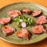 黒毛和牛の上質さ、豊かな味わいを楽しめる肉料理。肉の味が濃く肉質に優れている肩ロースを、レアな食感になるよう直火で旨みを閉じ込めていきます。特製醤油ソースをつけて。