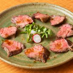 塊ごと直火でゆっくりと火入れした『黒毛和牛あぶり』