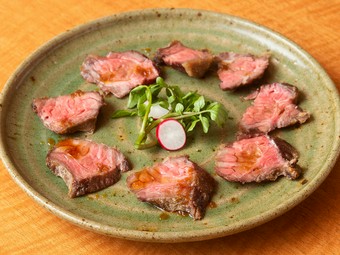 塊ごと直火でゆっくりと火入れした『黒毛和牛あぶり』