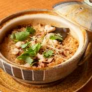 オーダーごとに炊き上げる人気の〆。具材は春の筍、夏の蛸・鮎、秋は松茸、冬には牡蠣など、季節の代名詞と称することができる旬菜が登場します。お米は福島県産コシヒカリ。