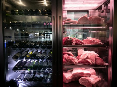 セラーにずらりと並ぶ圧巻のワイン。とろける肉とのマリアージュ